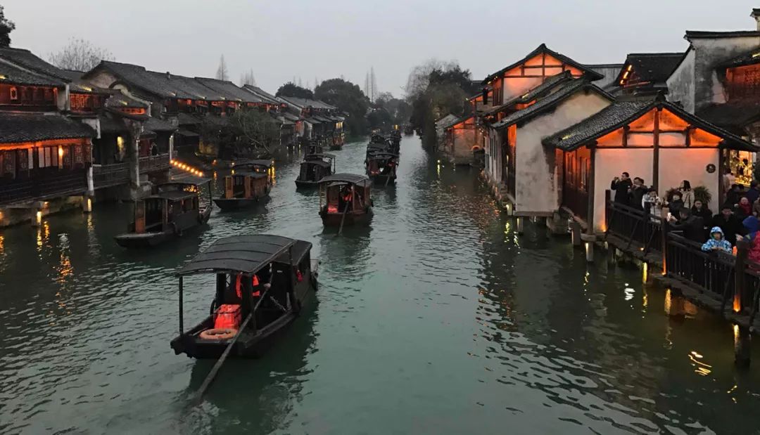 烏鎮(zhèn)西柵五點(diǎn)以后免門(mén)票，深度游玩，領(lǐng)略水鄉(xiāng)風(fēng)情不設(shè)限，烏鎮(zhèn)西柵深夜免費(fèi)游，深度體驗(yàn)水鄉(xiāng)風(fēng)情不受限
